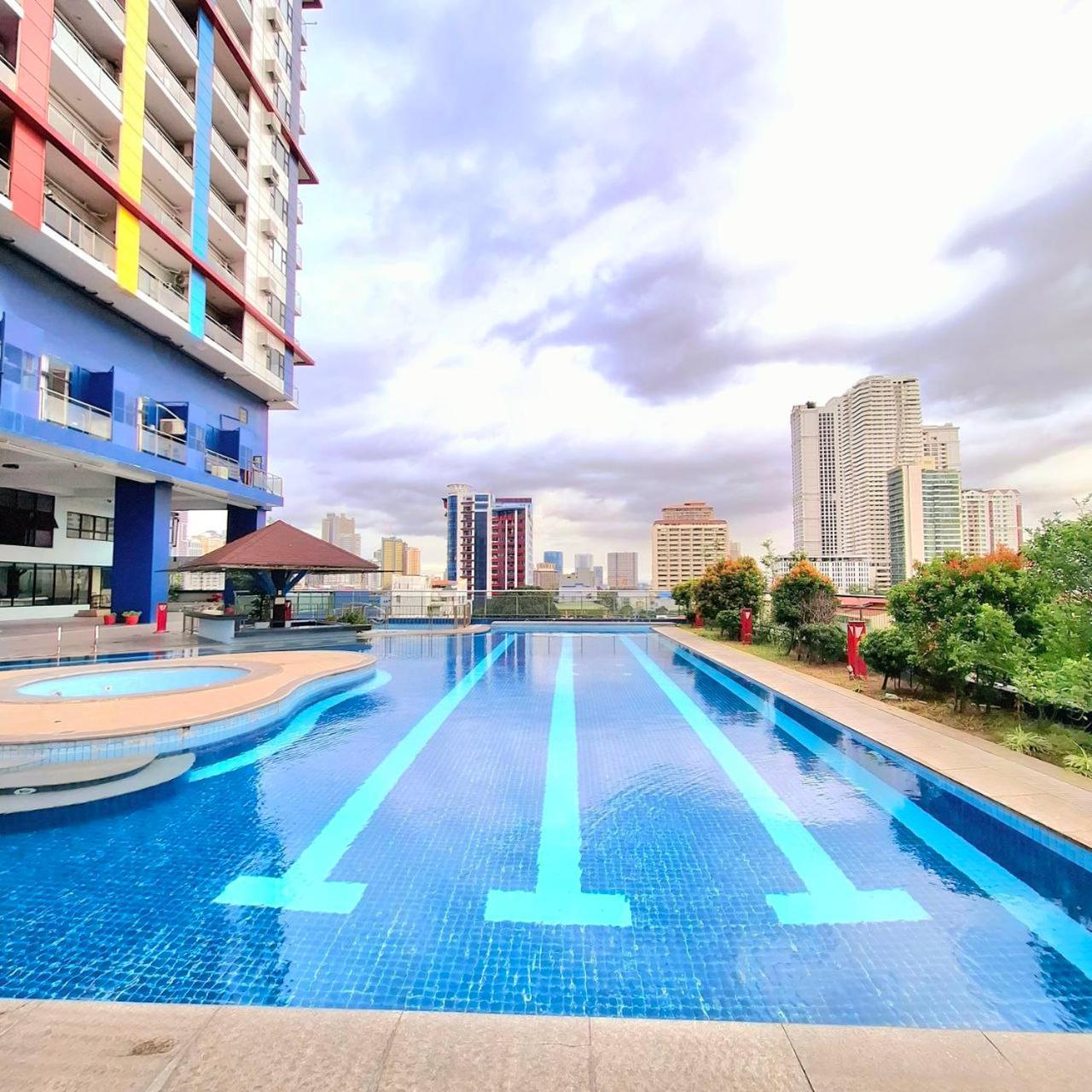 Bayview Luxury Condos: Poolside Balcony Retreats Apartment *
