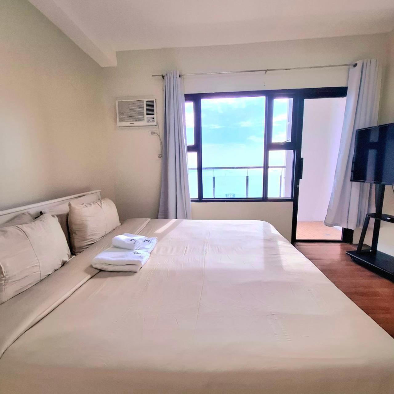 Bayview Luxury Condos: Poolside Balcony Retreats Apartment Manila