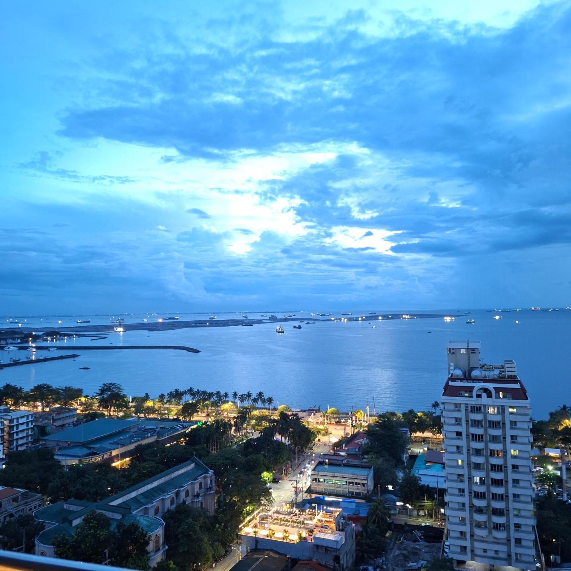 Apartment Bayview Luxury Condos: Poolside Balcony Retreats *