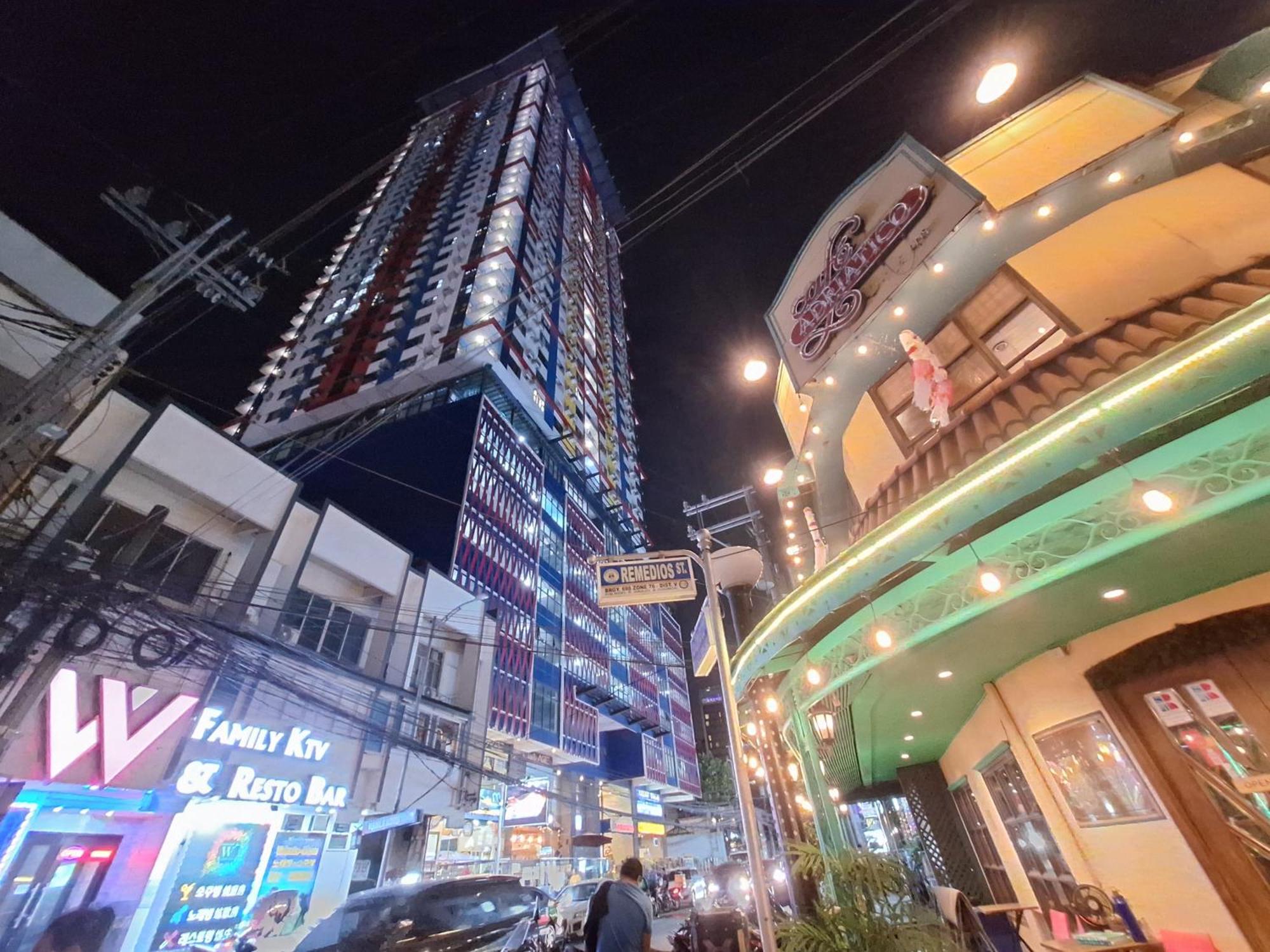 Apartment Bayview Luxury Condos: Poolside Balcony Retreats Manila