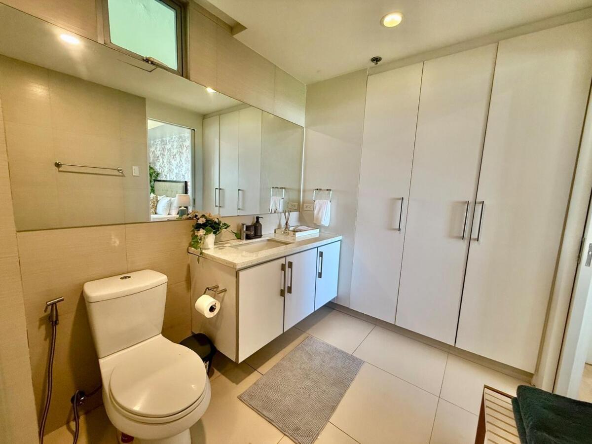 Apartment Spacious Tropics With Golf View In Bgc Manila