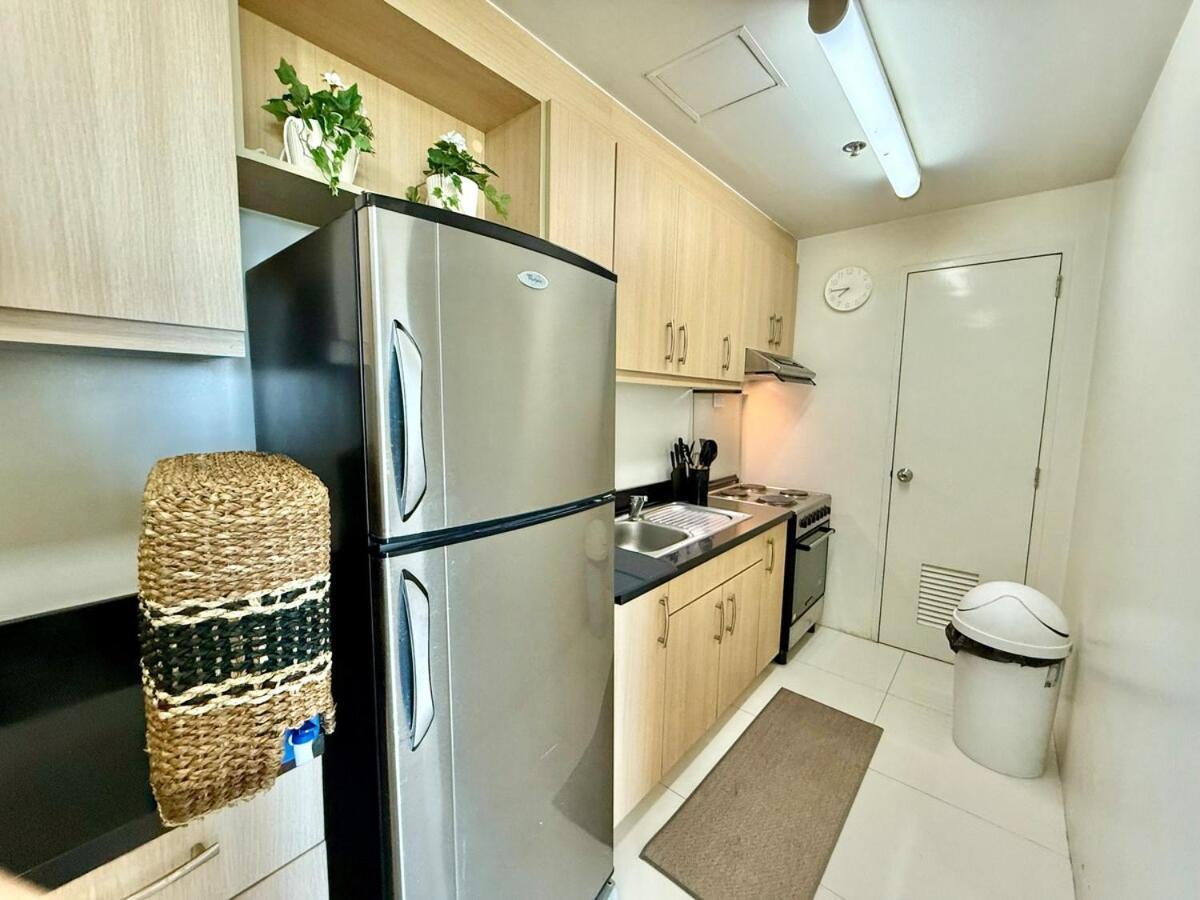 Spacious Tropics With Golf View In Bgc Manila