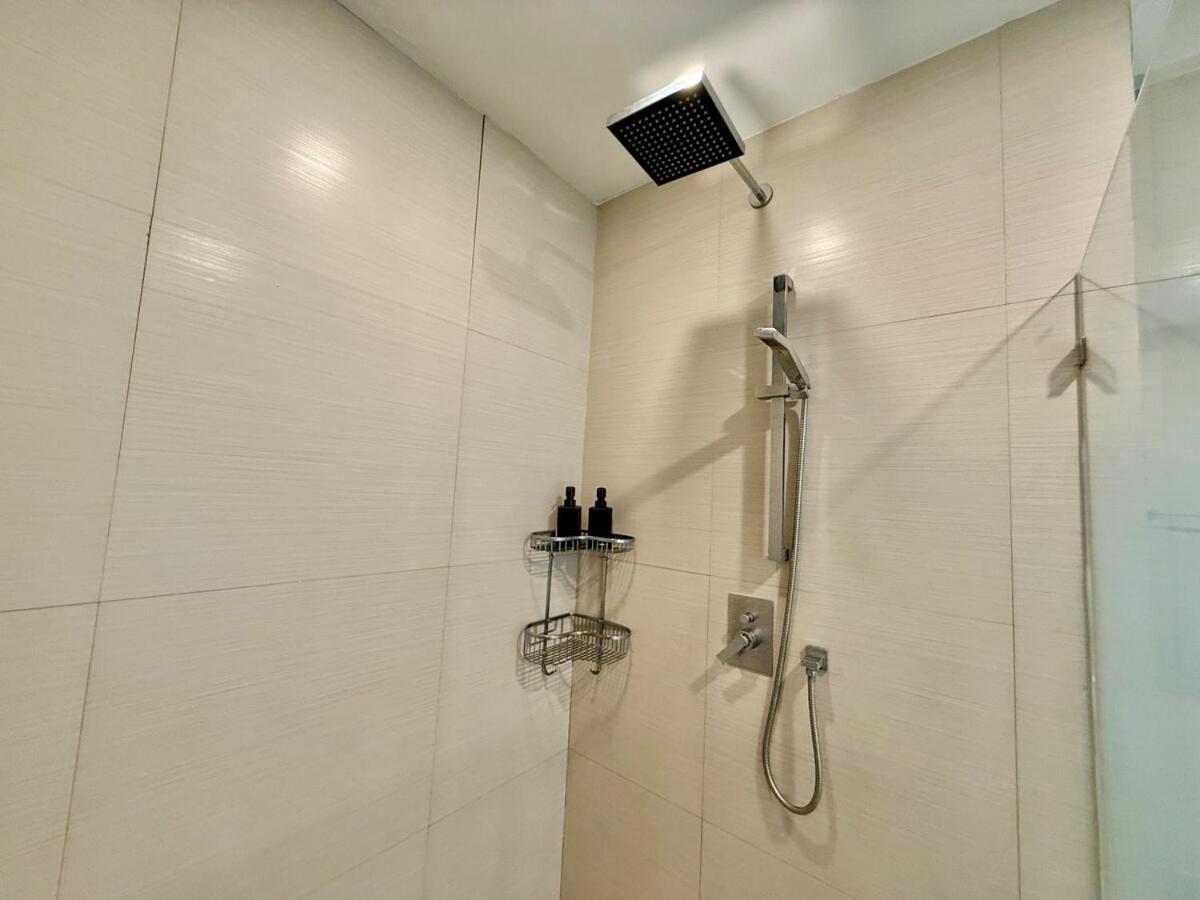Spacious Tropics With Golf View In Bgc Apartment