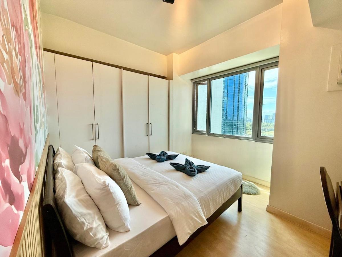 Spacious Tropics With Golf View In Bgc Manila