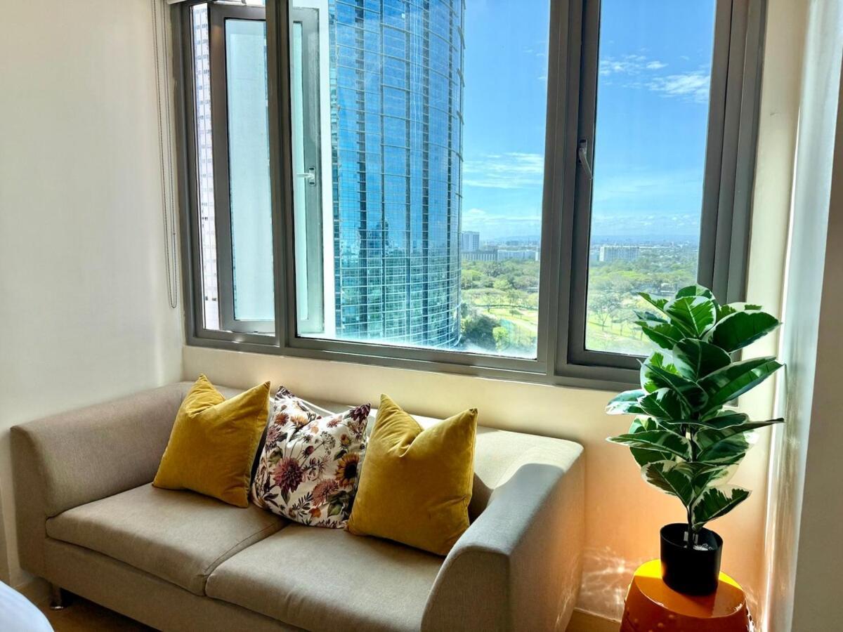 Spacious Tropics With Golf View In Bgc Apartment *