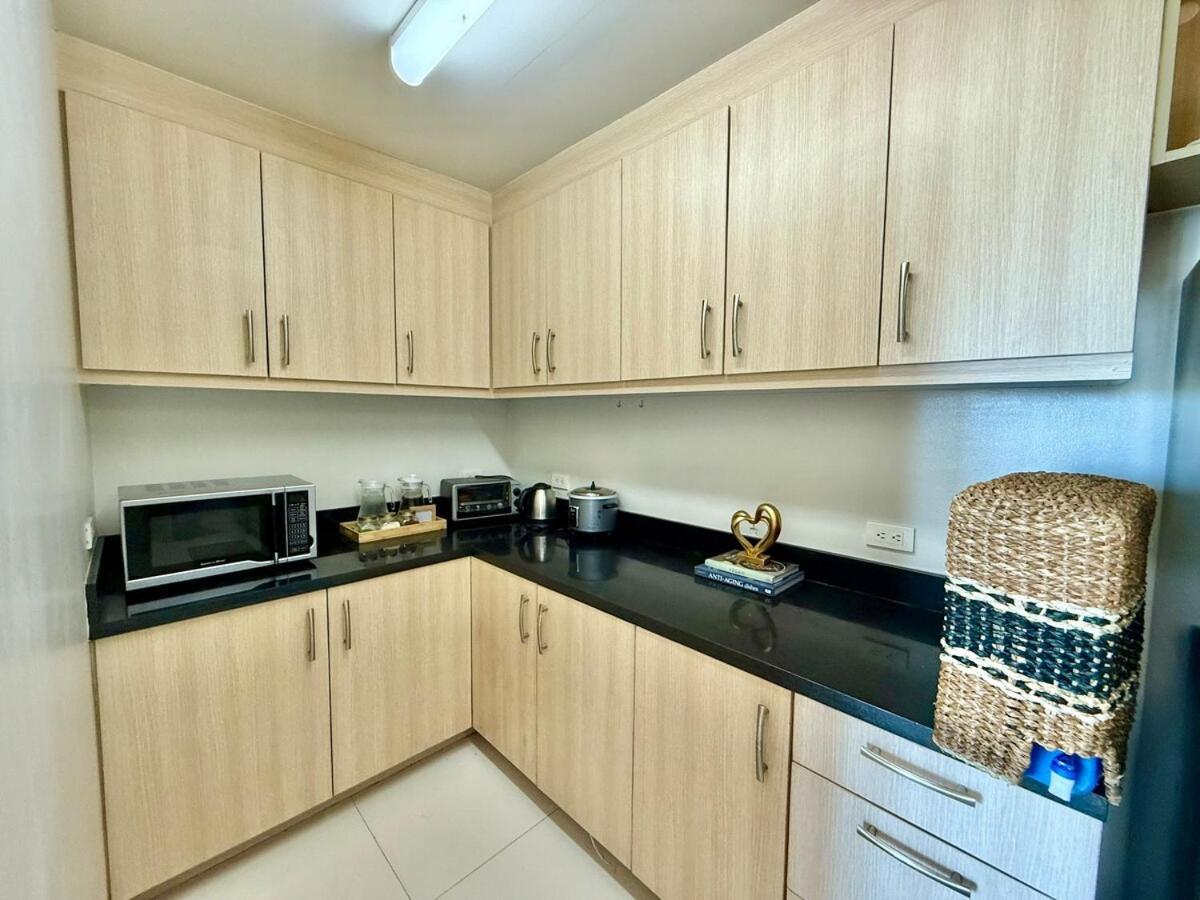 Apartment Spacious Tropics With Golf View In Bgc *