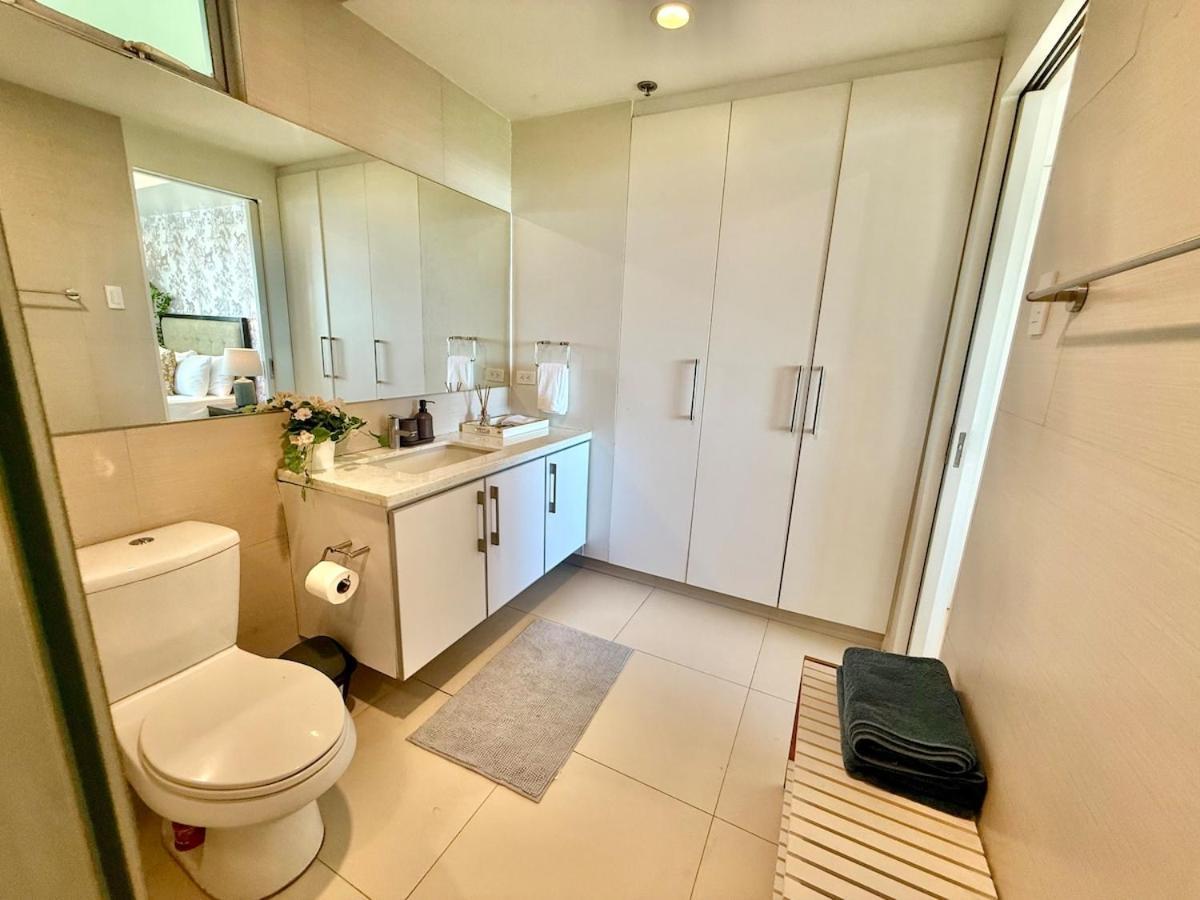 Spacious Tropics With Golf View In Bgc * Manila