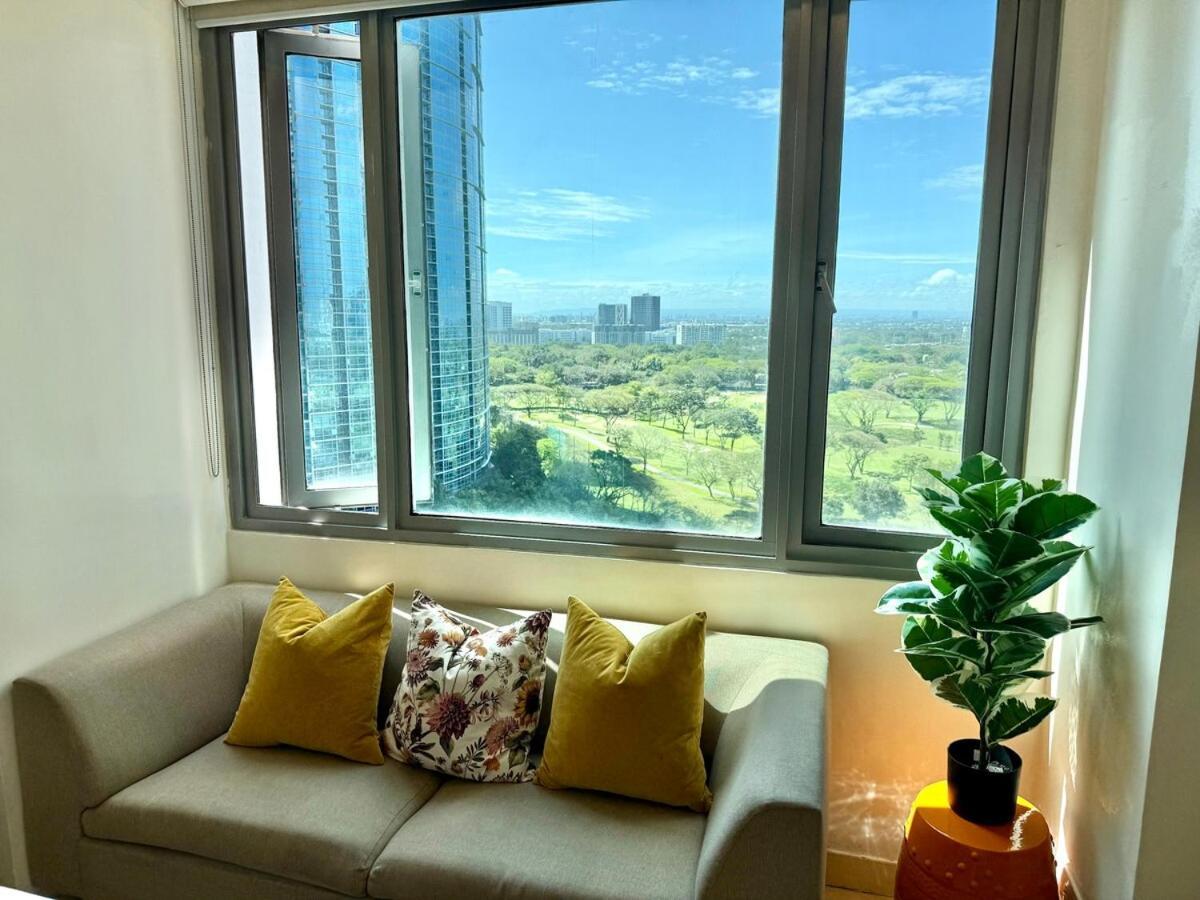 Apartment Spacious Tropics With Golf View In Bgc