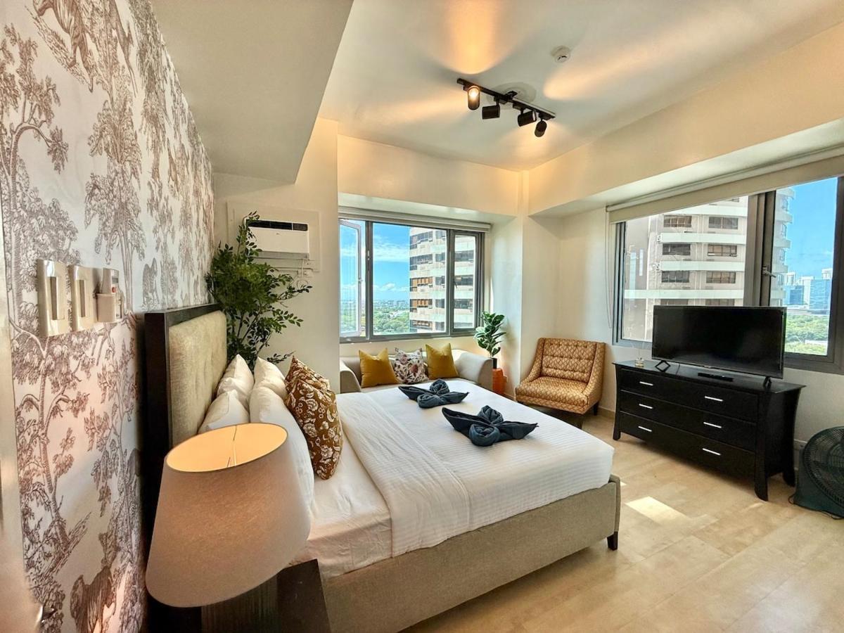 Spacious Tropics With Golf View In Bgc * Manila