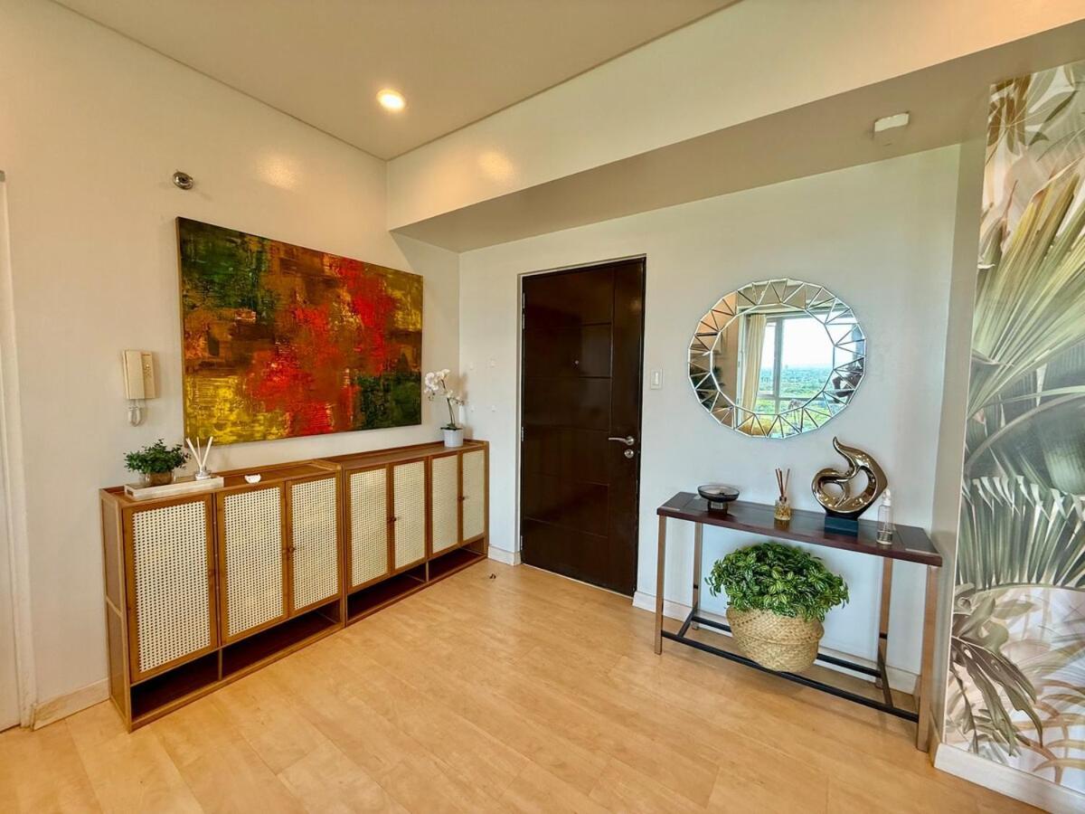 Spacious Tropics With Golf View In Bgc Apartment