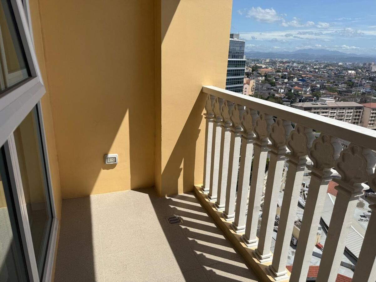 Deluxe In Venice Mall Apartment Manila