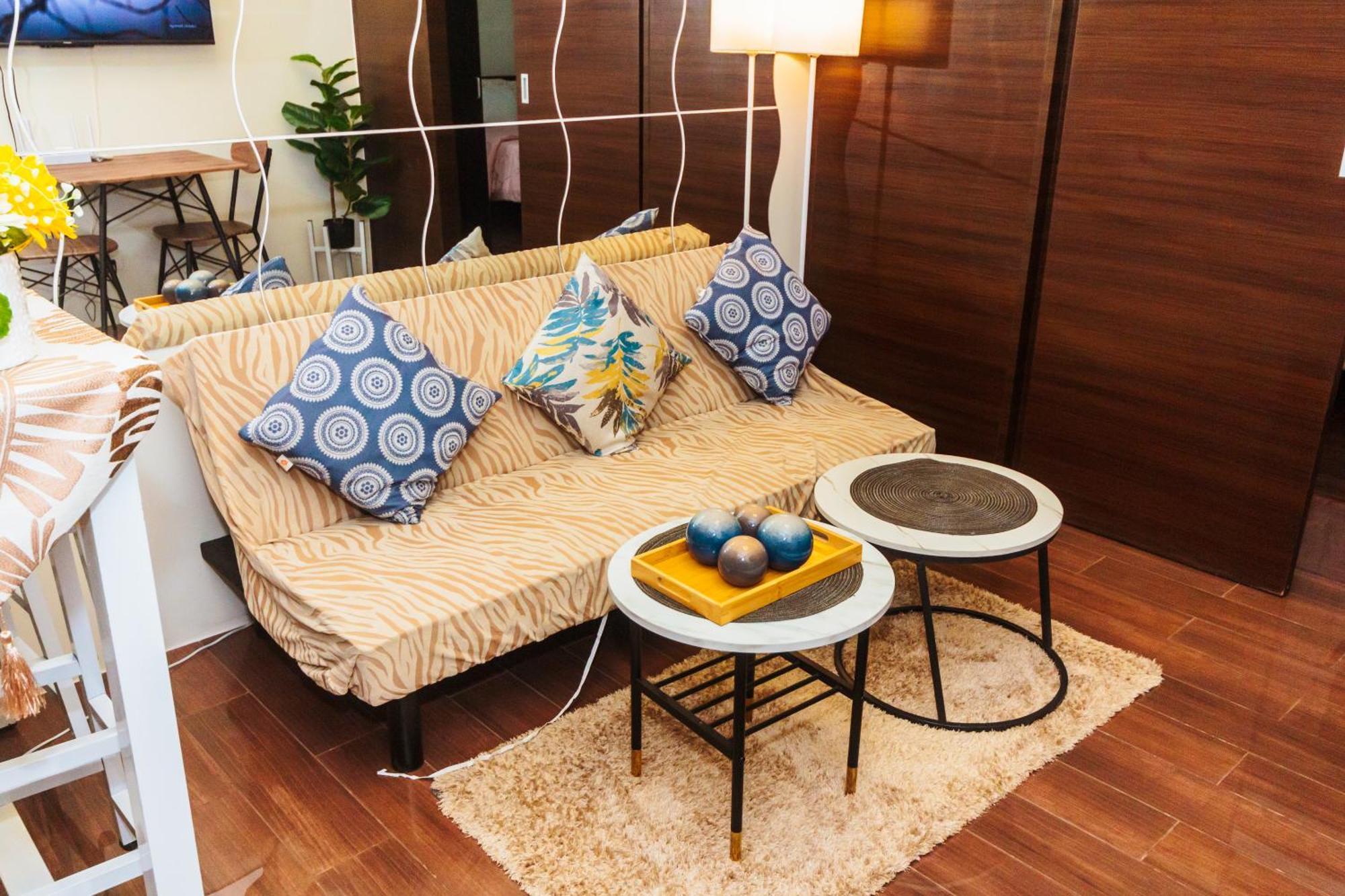 Witty Weekend Retreat Quirk Cozy * Manila