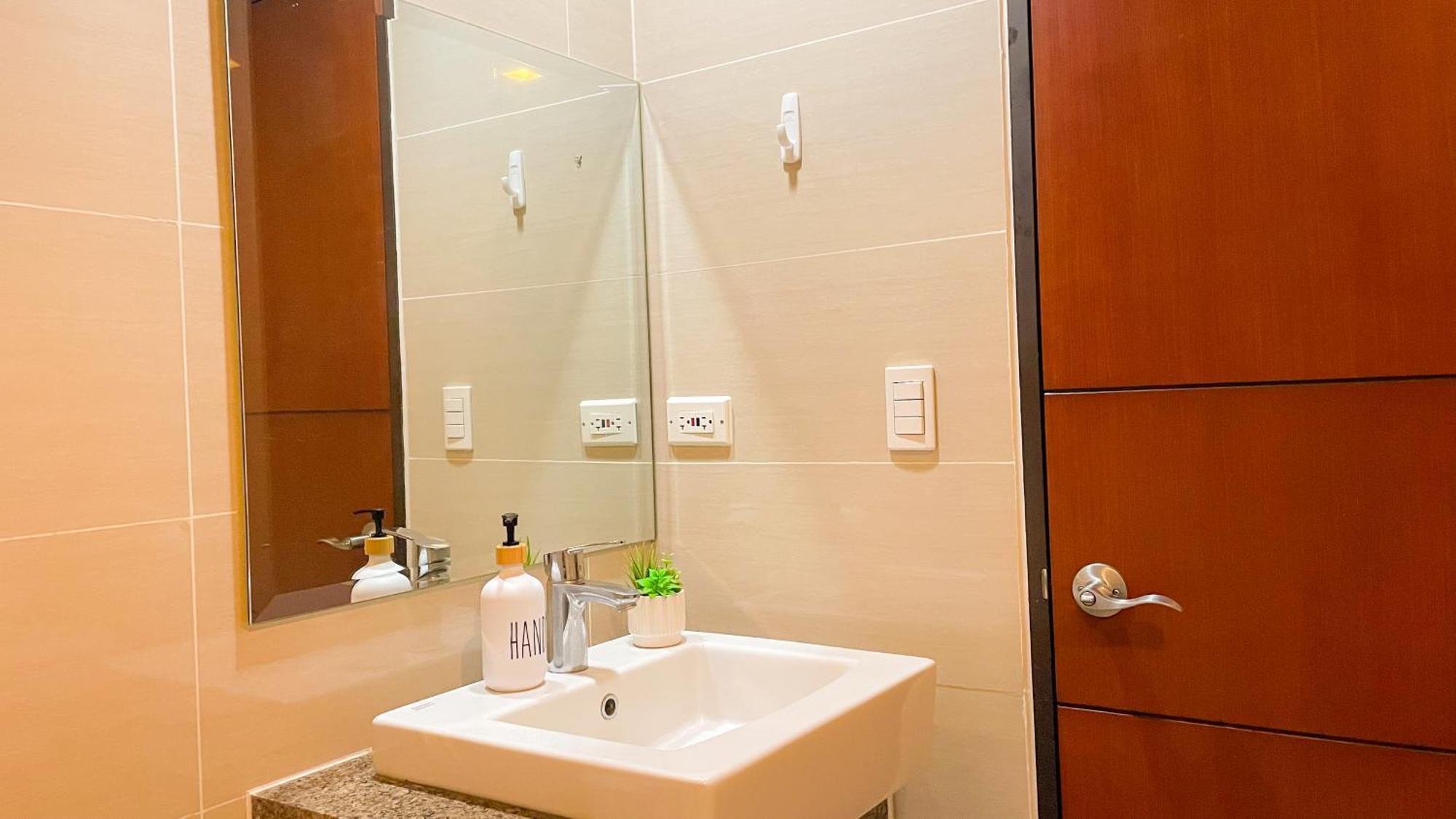 Casa de férias Luxury Bgc Condo, Steps To Uptown Mall #oursw31i *