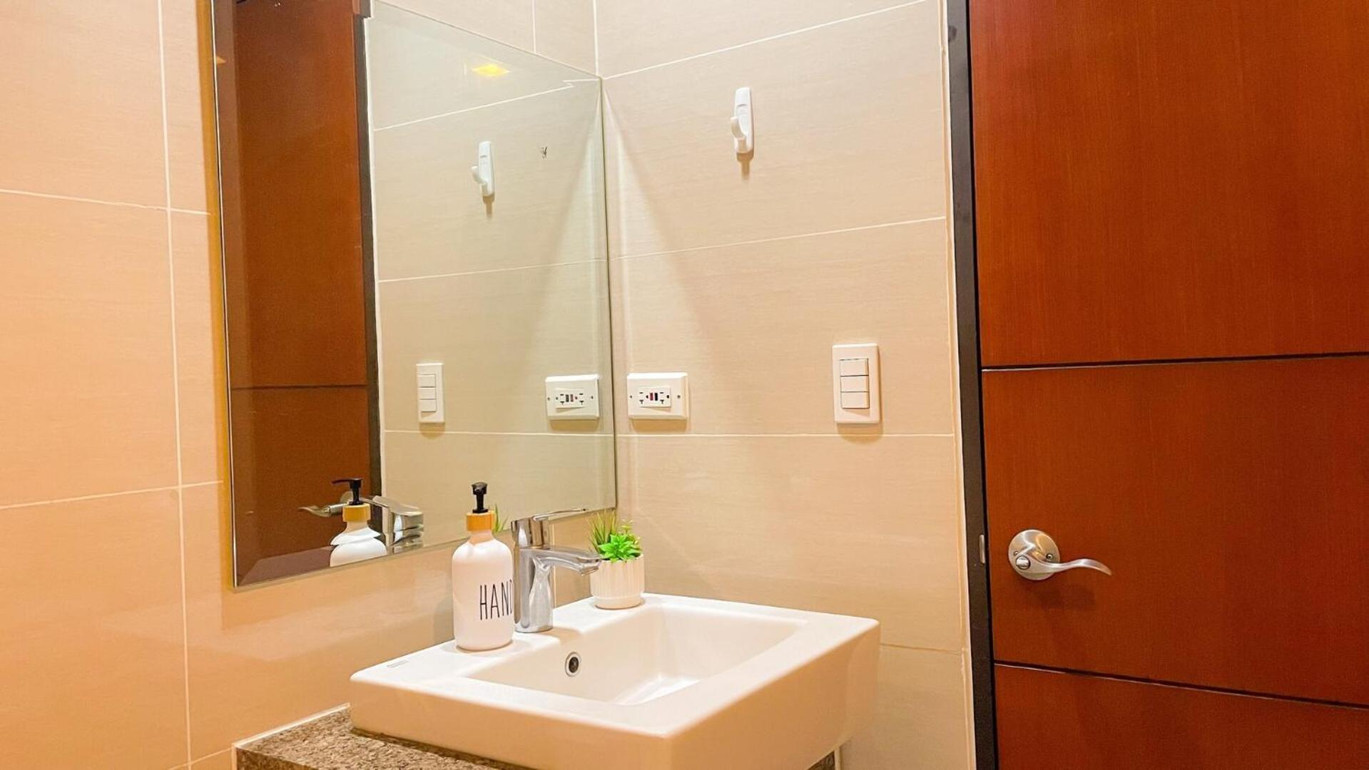 Luxury Bgc Condo, Steps To Uptown Mall #oursw31i * Manila