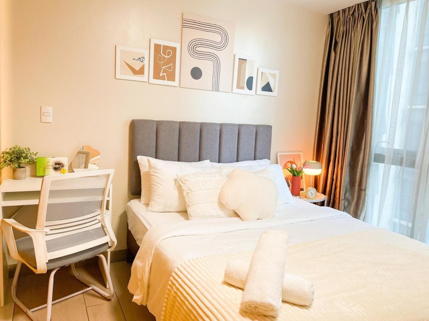 Luxury Bgc Condo, Steps To Uptown Mall #oursw31i Manila