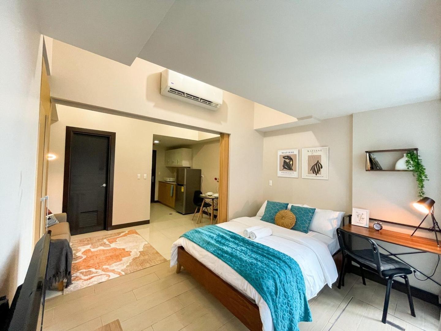 Bgc Facing Mitsukoshi Mall #upt122g Holiday home