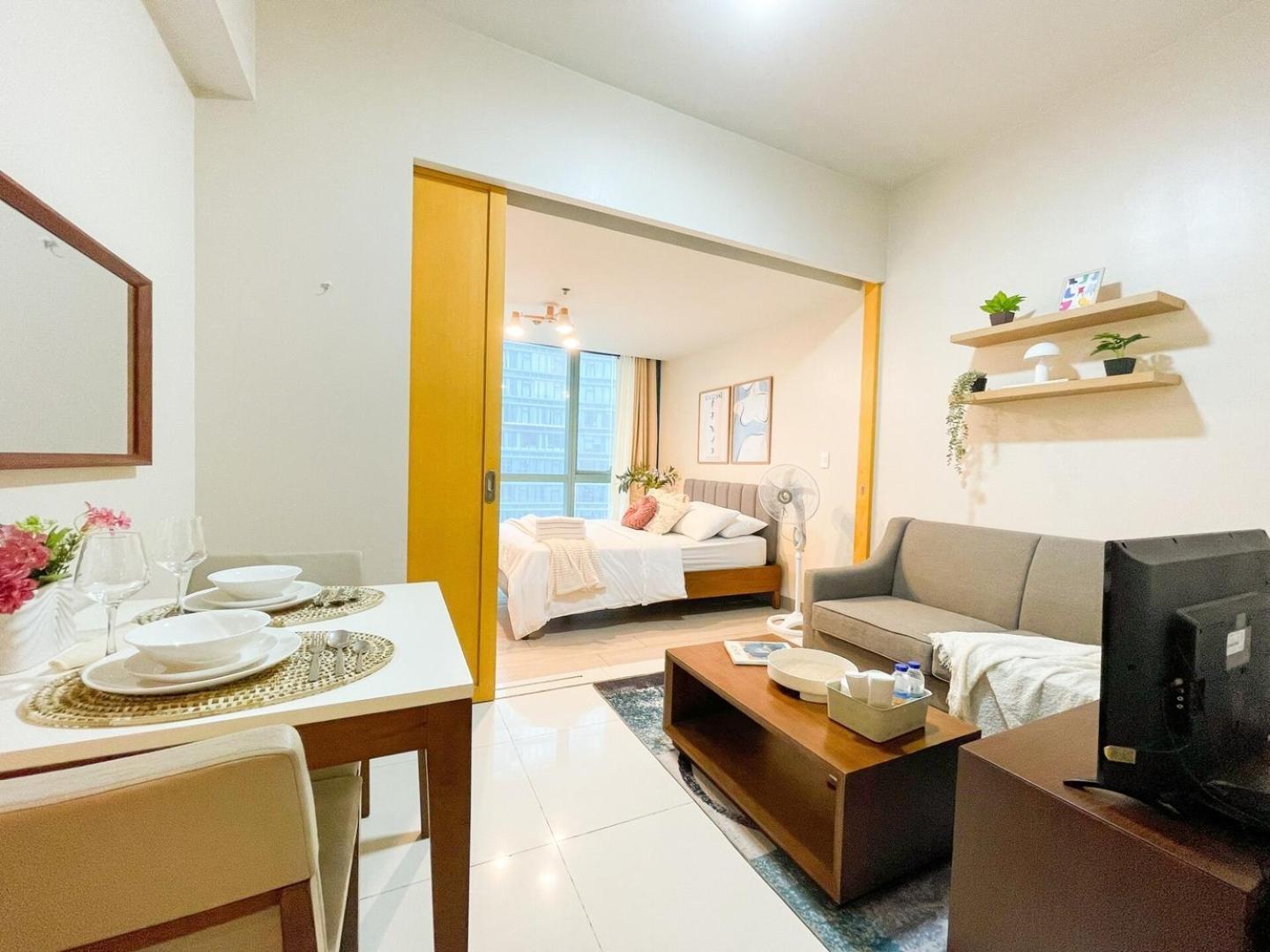 Luxury Bgc Across Uptown Mall #ournw19a Holiday home *