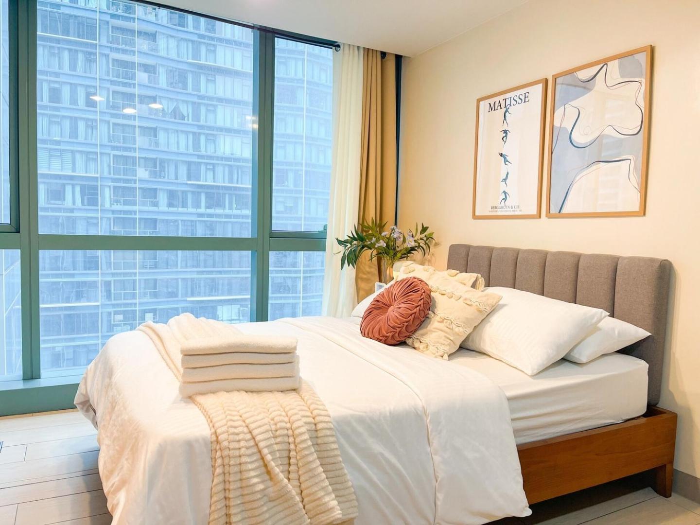 Luxury Bgc Across Uptown Mall #ournw19a *