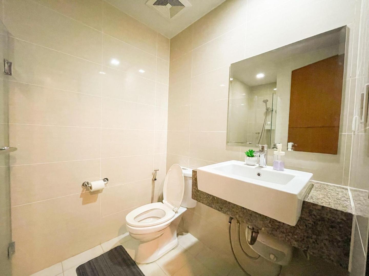 Luxury Bgc Across Uptown Mall #ournw19a * Manila