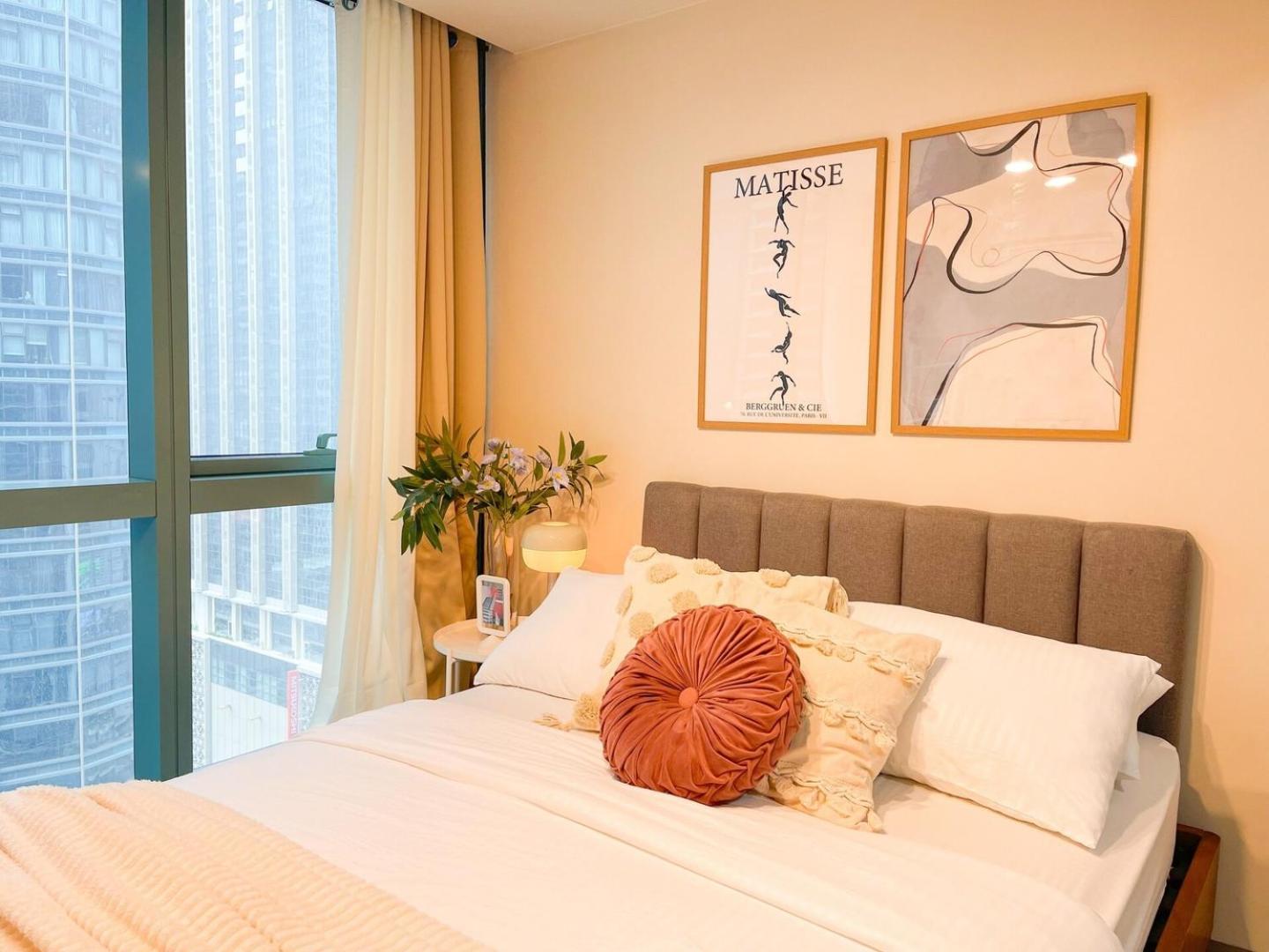 Luxury Bgc Across Uptown Mall #ournw19a Manila