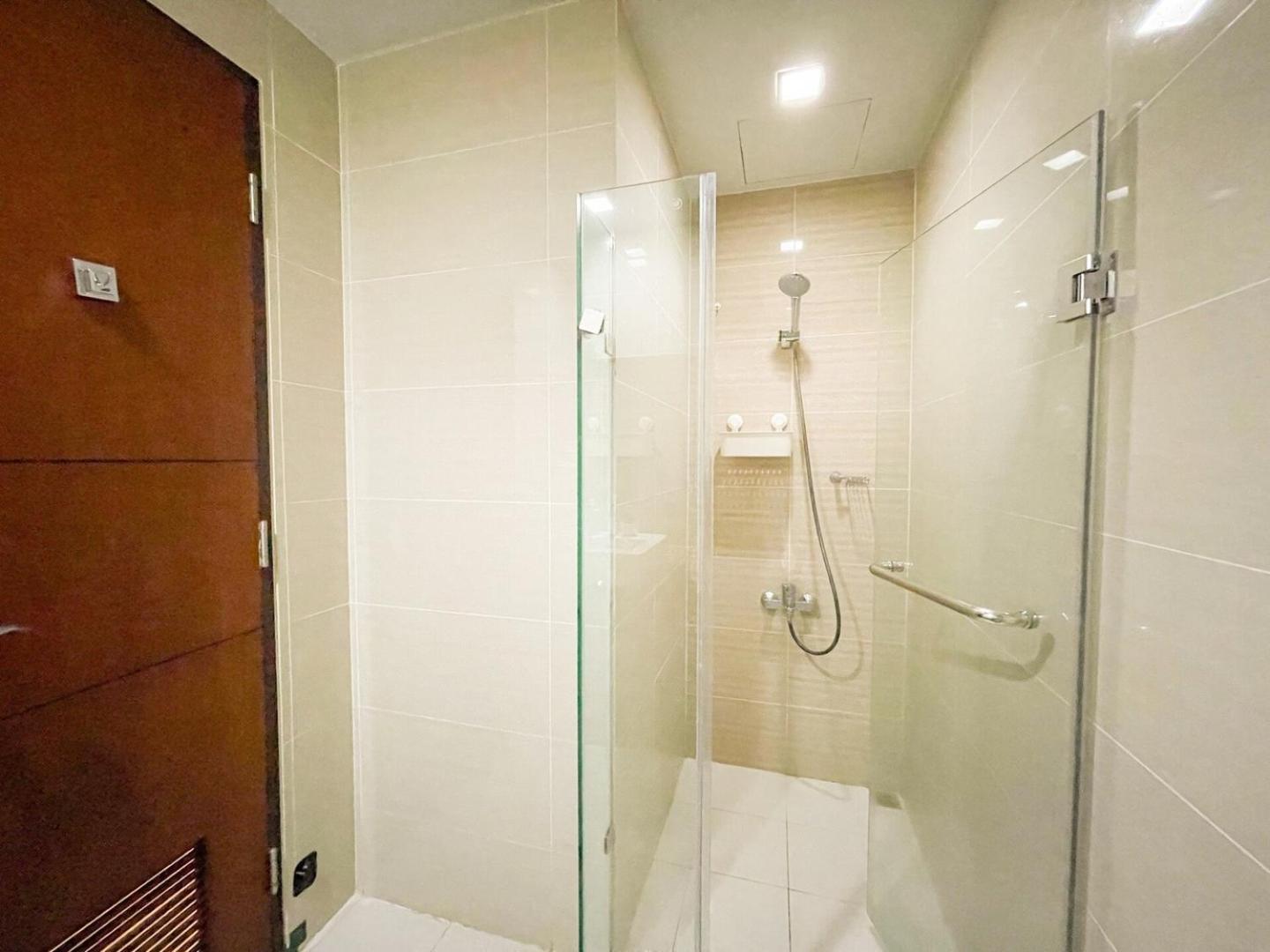 Luxury Bgc Across Uptown Mall #ournw19a * Manila
