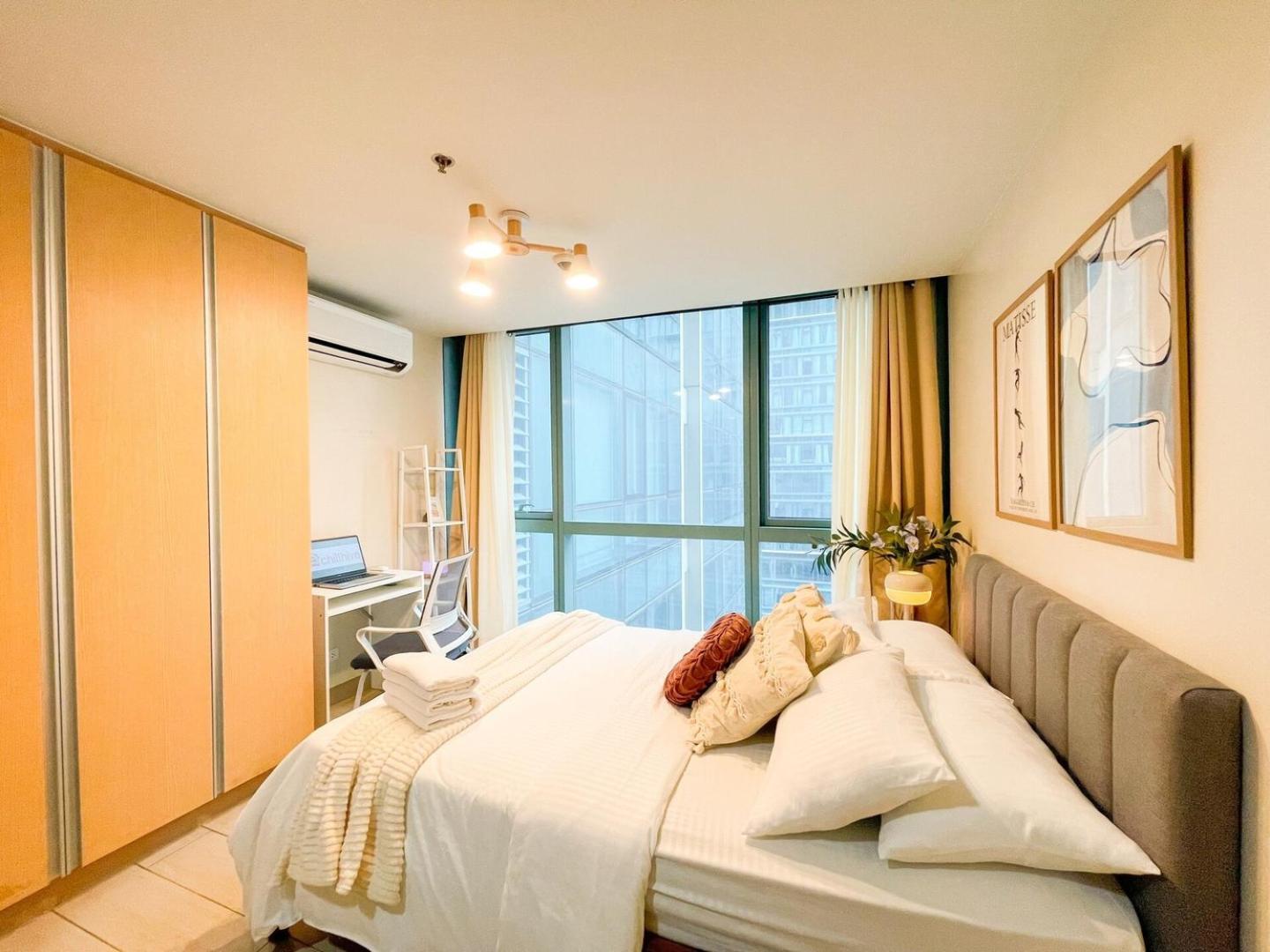 Luxury Bgc Across Uptown Mall #ournw19a Holiday home