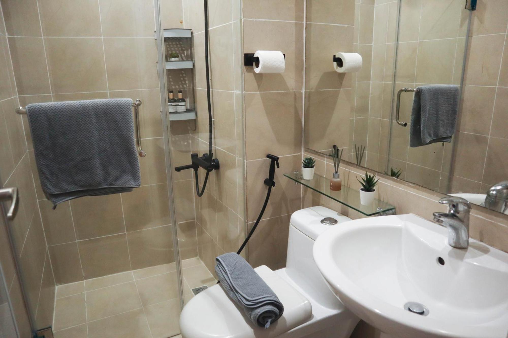 Aparthotel With Free Amenities Access At Poblacion Makati Manila