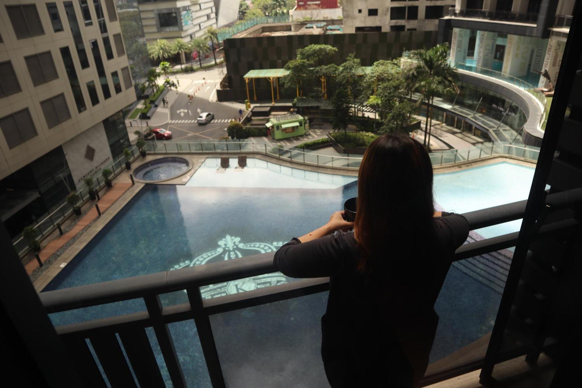 With Free Amenities Access At Poblacion Makati Manila