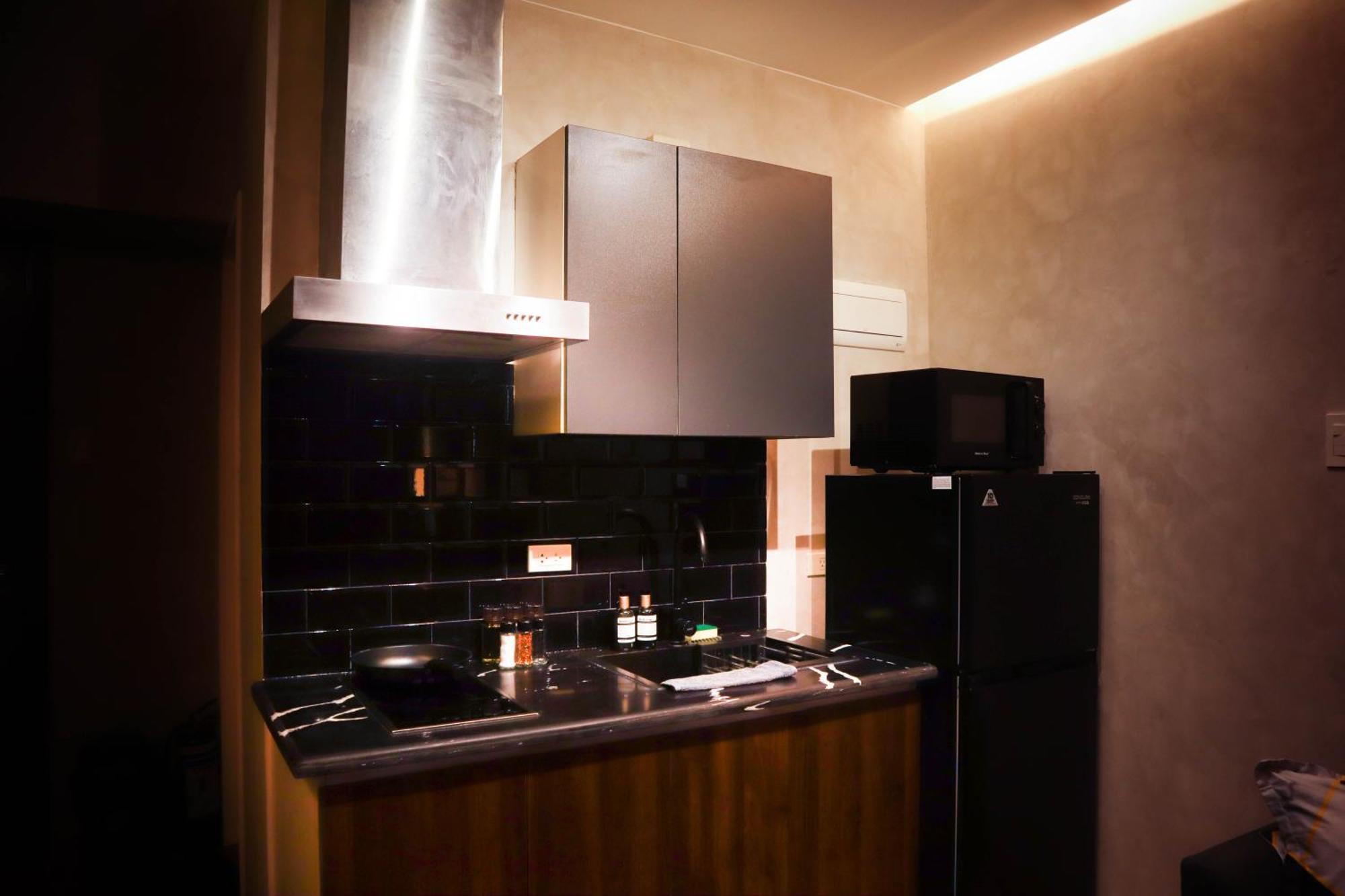 With Free Amenities Access At Poblacion Makati Manila