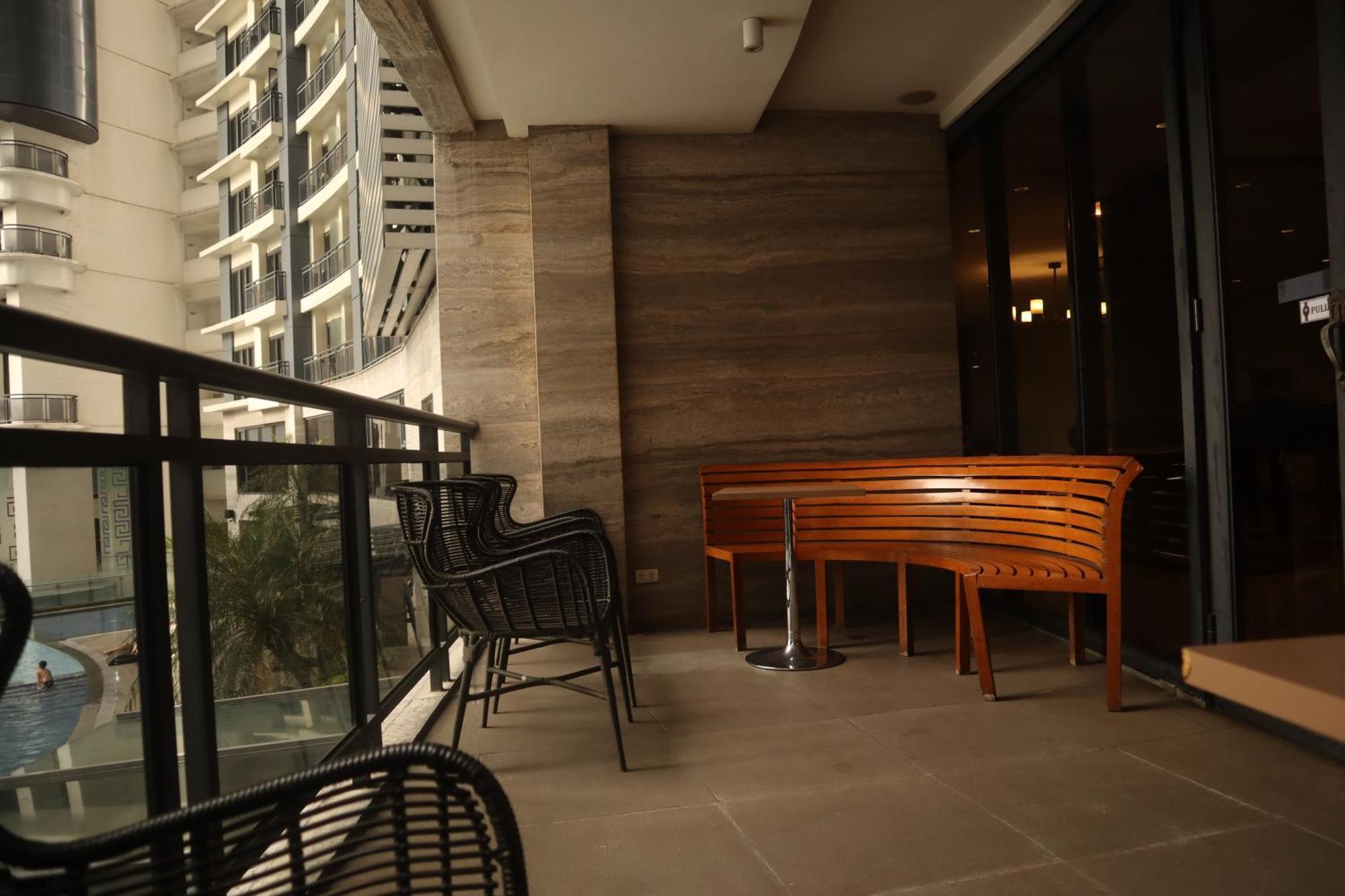 With Free Amenities Access At Poblacion Makati Aparthotel *