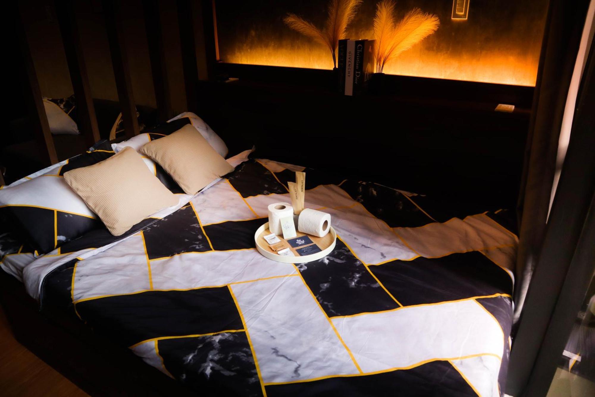 With Free Amenities Access At Poblacion Makati Aparthotel Manila