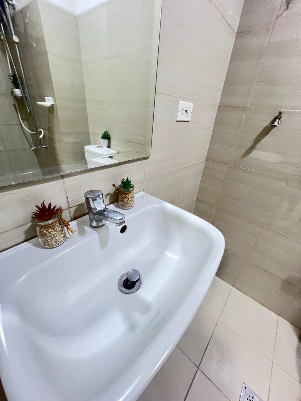 Unistay Shore Amazing Pool View Hotel Pasay