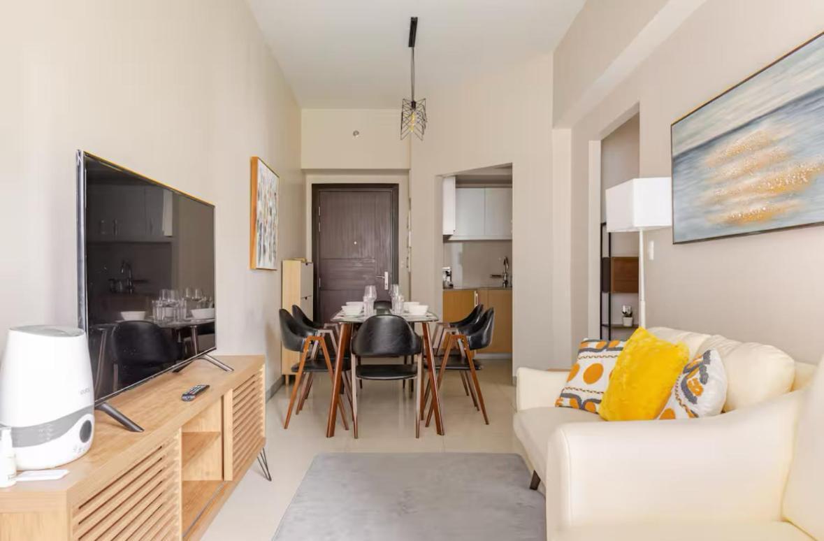 Bgc Taguig Uptown 3br Corner Unit With Pool View, Bath Tub, Wifi, Beside Landers Bgc Aparthotel