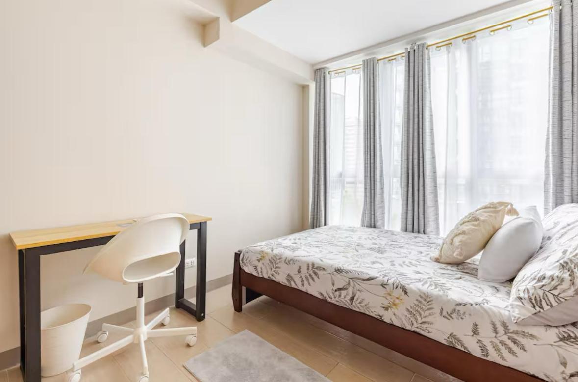Aparthotel Bgc Taguig Uptown 3br Corner Unit With Pool View, Bath Tub, Wifi, Beside Landers Bgc *