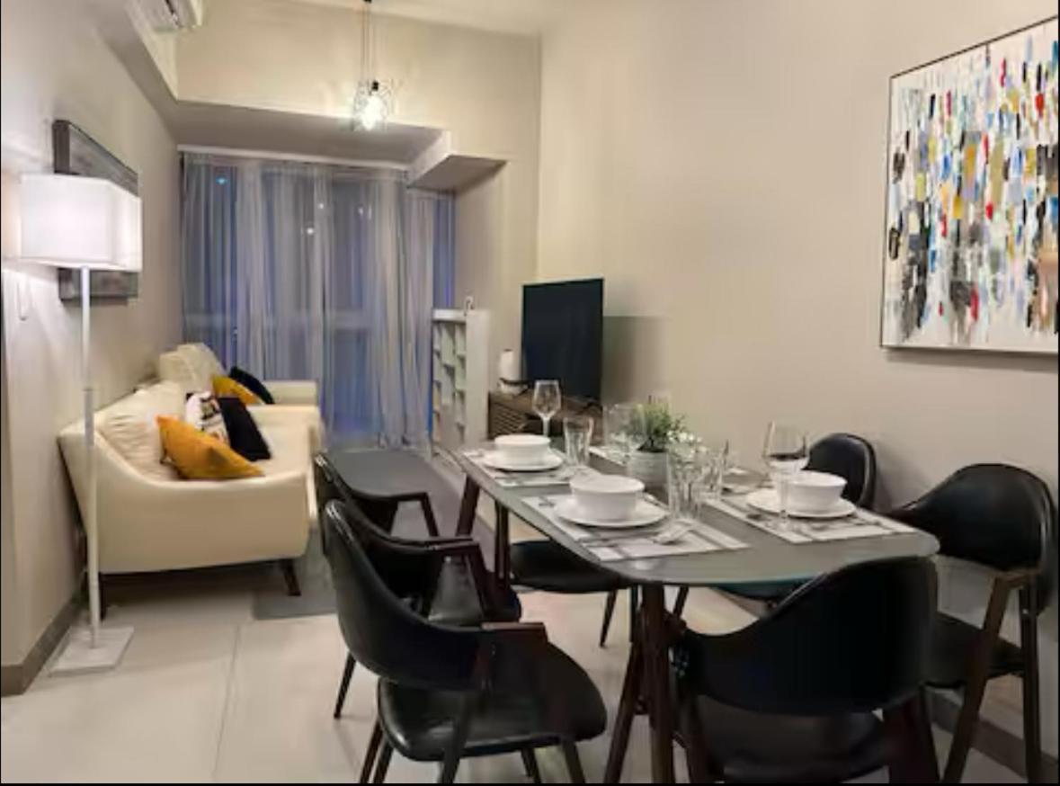 Aparthotel Bgc Taguig Uptown 3br Corner Unit With Pool View, Bath Tub, Wifi, Beside Landers Bgc *