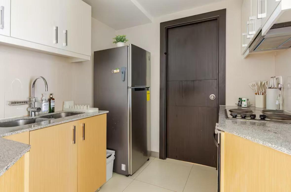 Bgc Taguig Uptown 3br Corner Unit With Pool View, Bath Tub, Wifi, Beside Landers Bgc