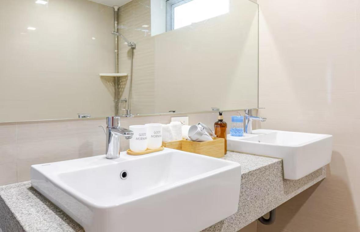 Aparthotel Bgc Taguig Uptown 3br Corner Unit With Pool View, Bath Tub, Wifi, Beside Landers Bgc *