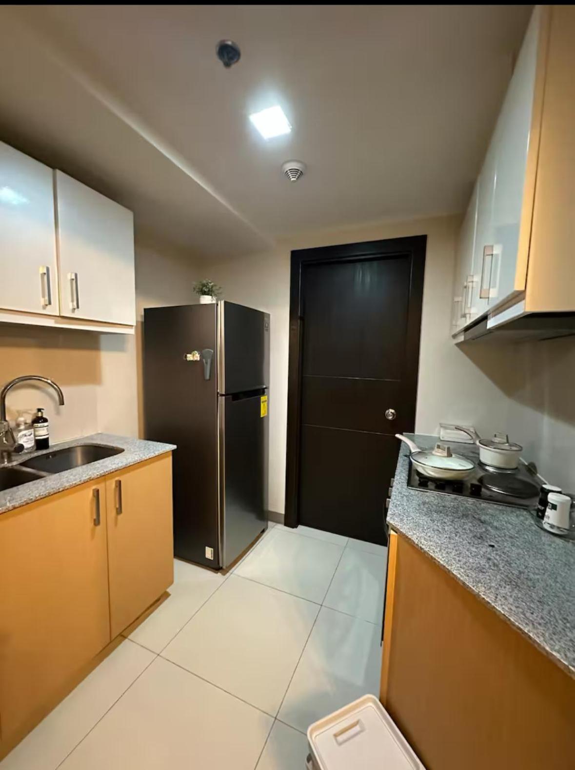 Bgc Taguig Uptown 3br Corner Unit With Pool View, Bath Tub, Wifi, Beside Landers Bgc Aparthotel
