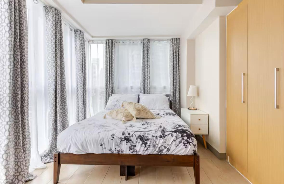 Aparthotel Bgc Taguig Uptown 3br Corner Unit With Pool View, Bath Tub, Wifi, Beside Landers Bgc Manila