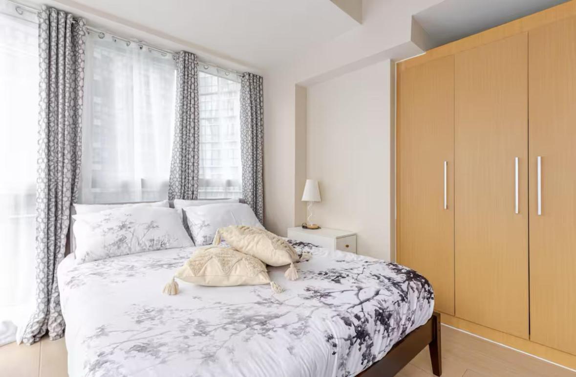 Bgc Taguig Uptown 3br Corner Unit With Pool View, Bath Tub, Wifi, Beside Landers Bgc *