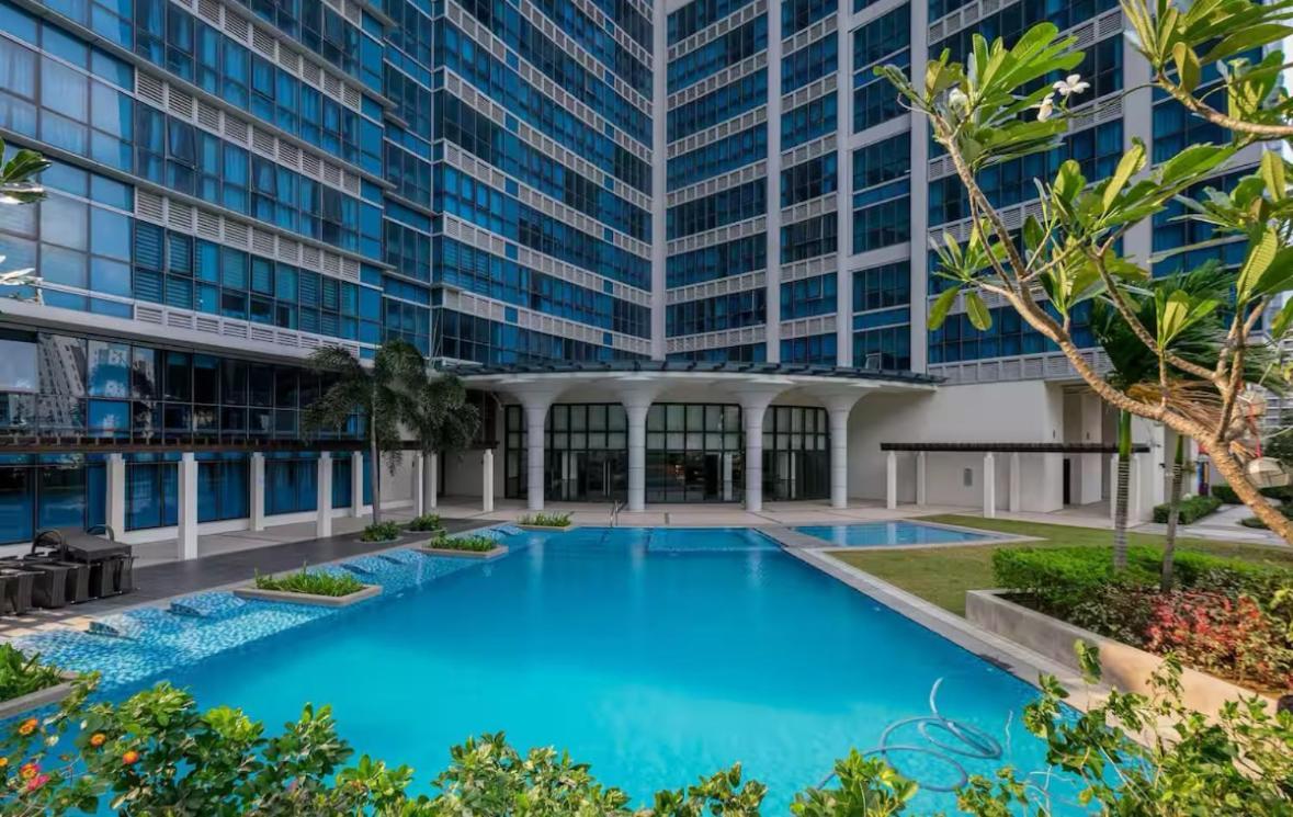 Bgc Taguig Uptown 3br Corner Unit With Pool View, Bath Tub, Wifi, Beside Landers Bgc Aparthotel *