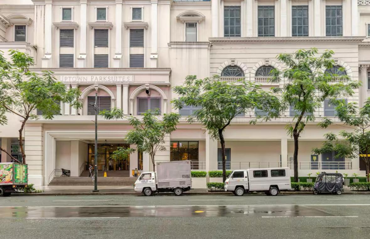 Aparthotel Bgc Taguig Uptown 3br Corner Unit With Pool View, Bath Tub, Wifi, Beside Landers Bgc