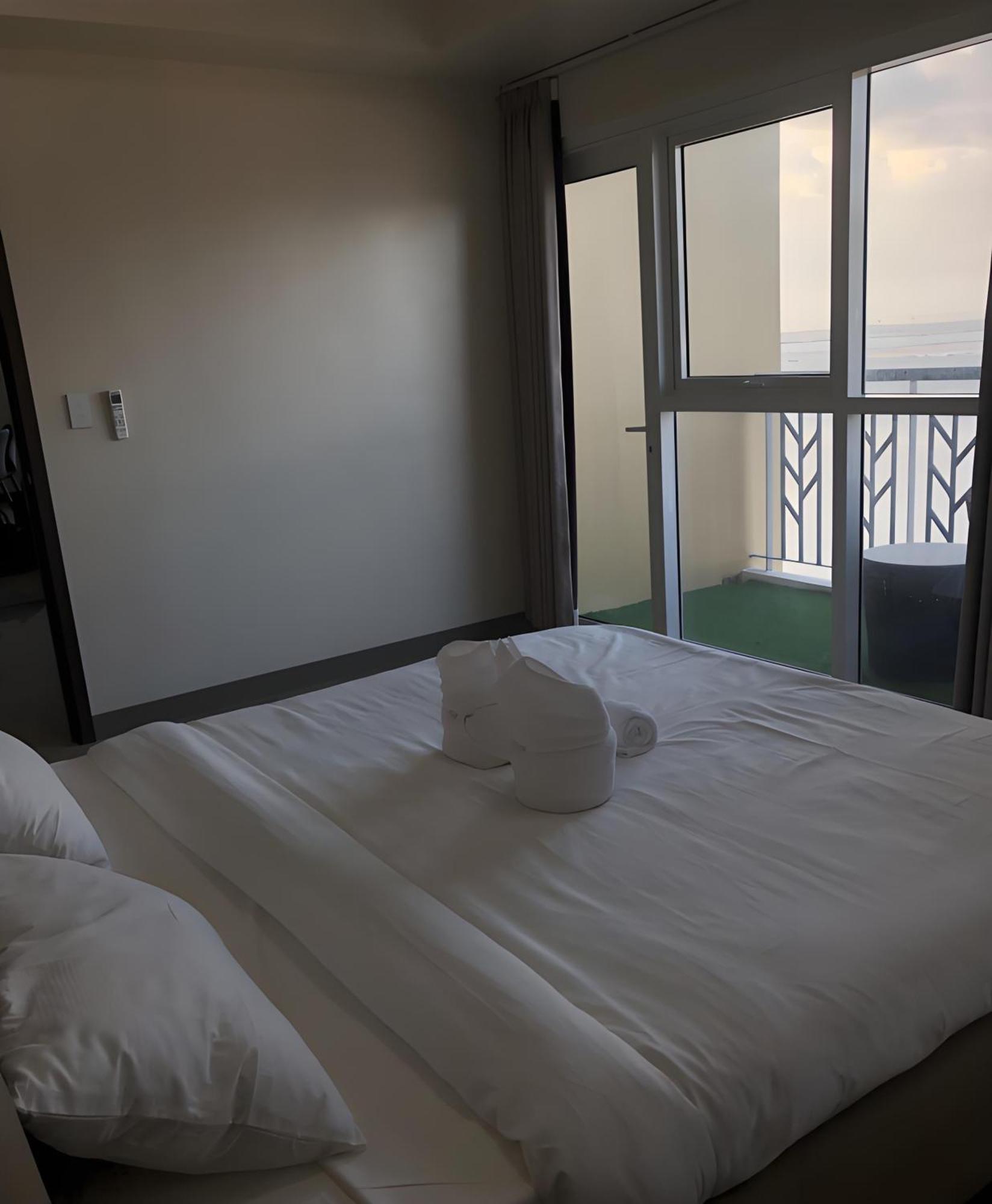 175 Sqm Luxurious Modern 3 Bedrooms Facing Bay Sunset, Airports, Okada, Solaire, Moa Apartment