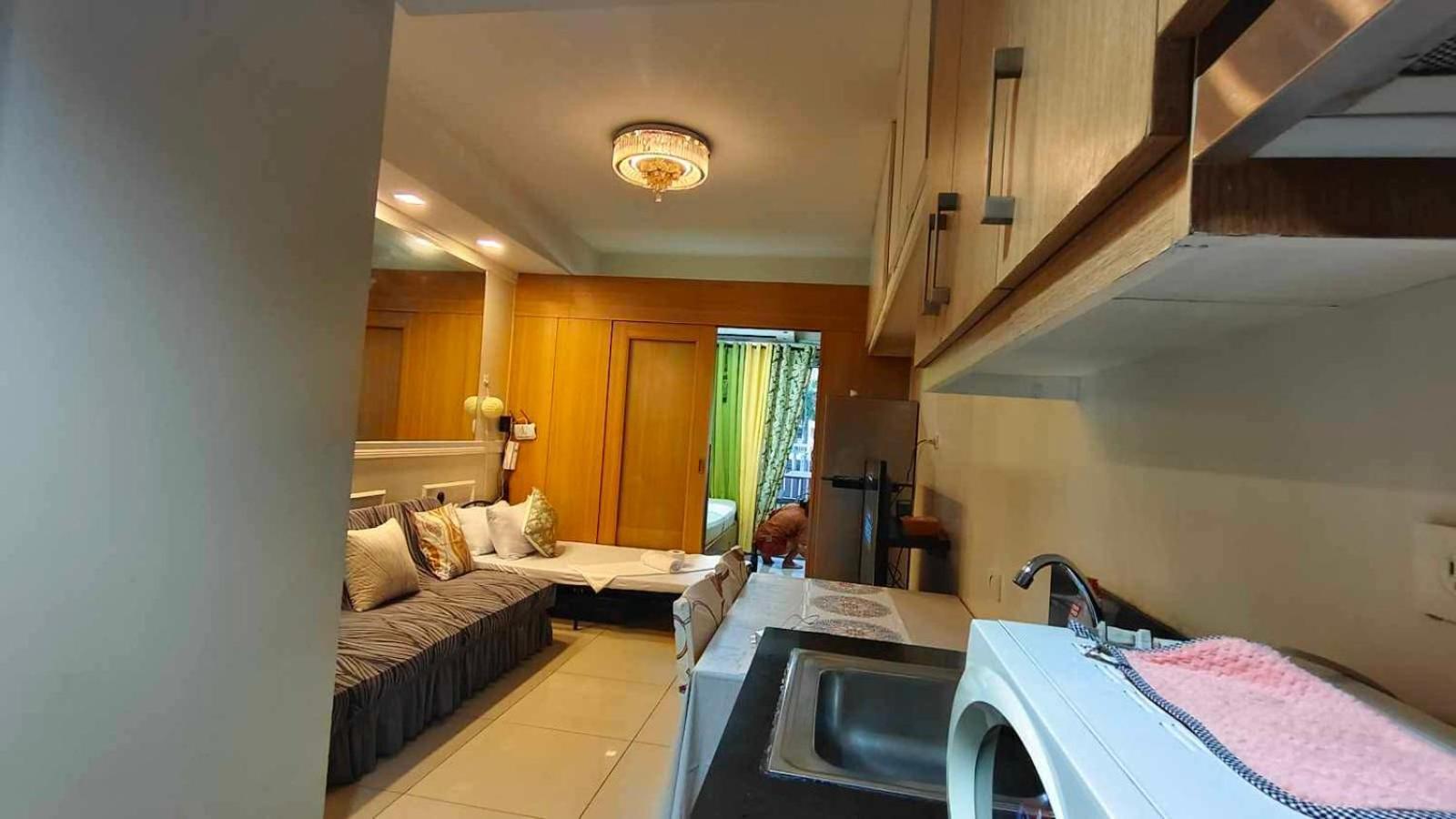 Family Big Balcony Pool View 2f Manila