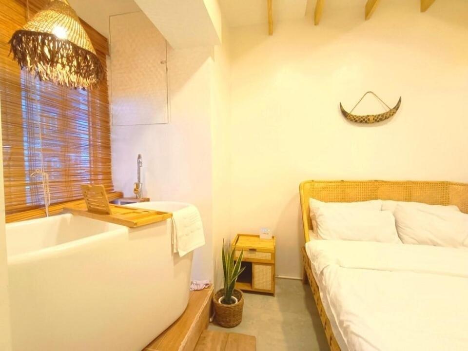 In Qc - Minimalist W Bath Tub Near Gma Edsa Apartment Manila