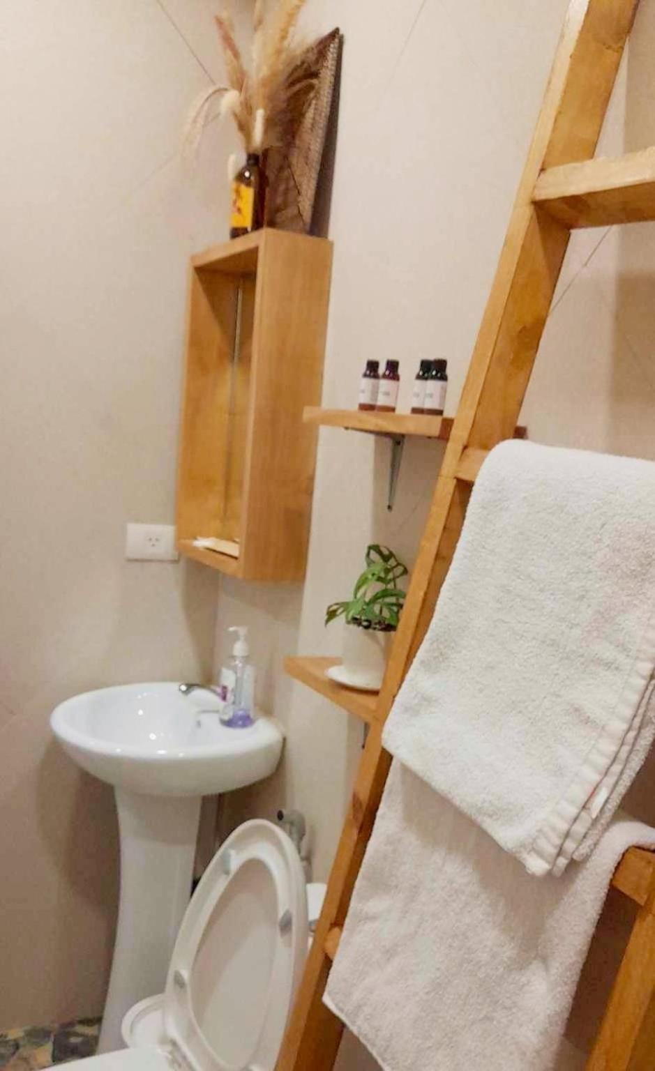 In Qc - Minimalist W Bath Tub Near Gma Edsa *