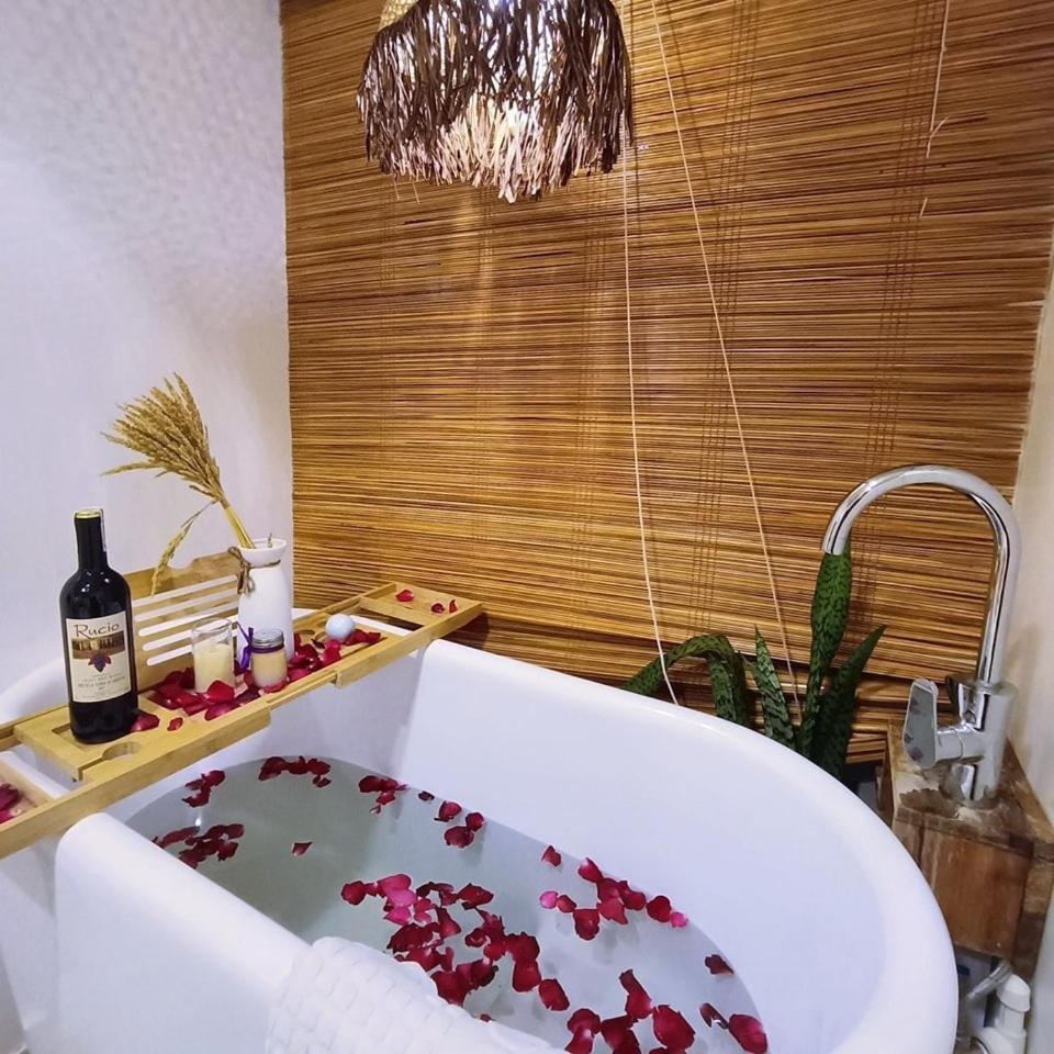 Apartment In Qc - Minimalist W Bath Tub Near Gma Edsa *