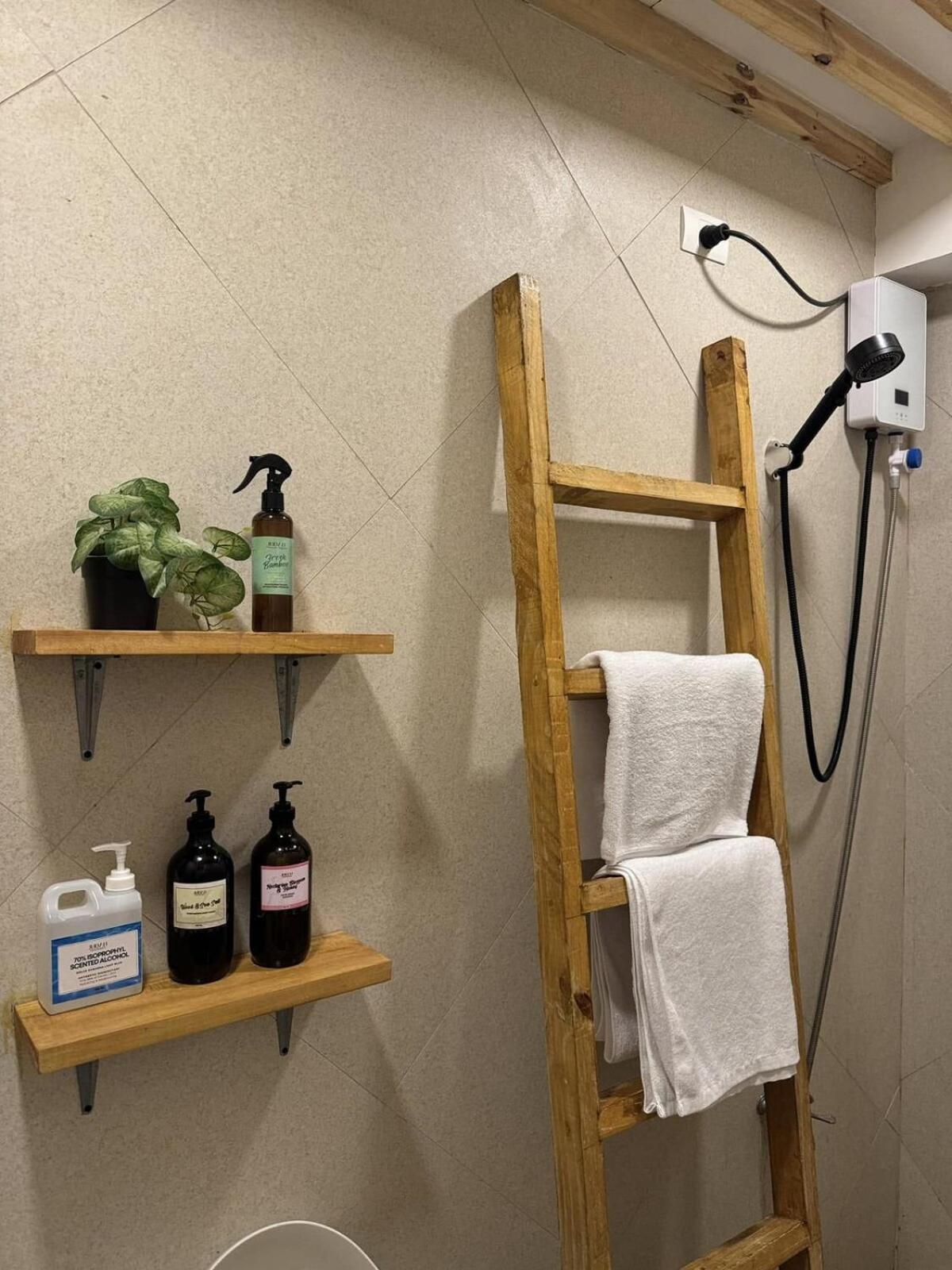 In Qc - Minimalist W Bath Tub Near Gma Edsa Apartment