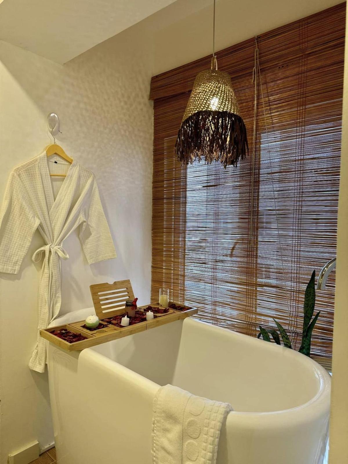 In Qc - Minimalist W Bath Tub Near Gma Edsa Apartment *