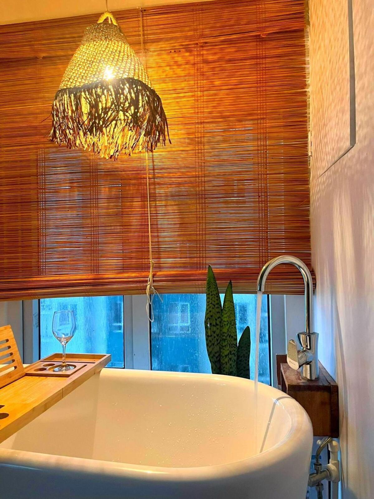 In Qc - Minimalist W Bath Tub Near Gma Edsa *